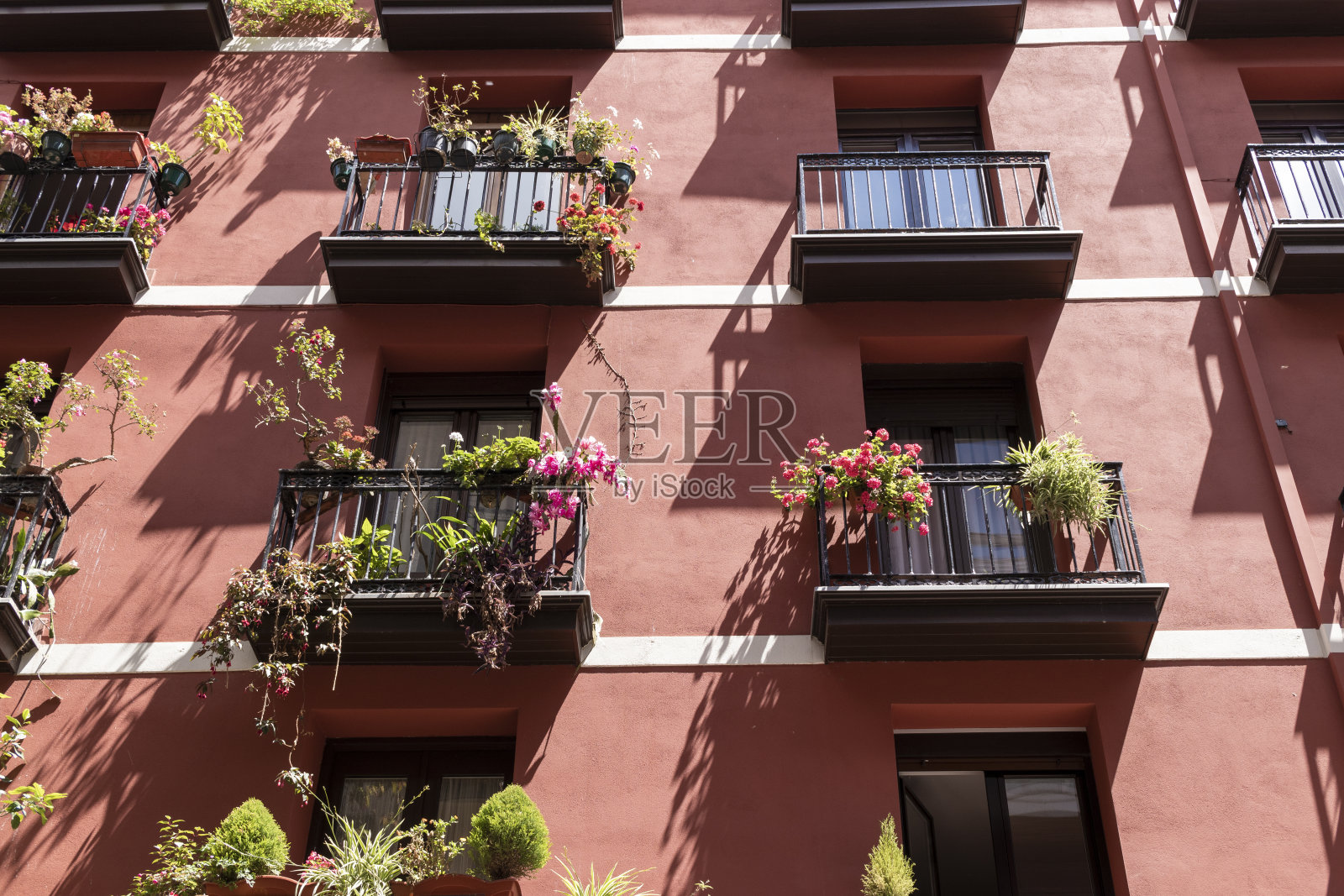 毕尔巴鄂的旧门面漆成红色照片摄影图片