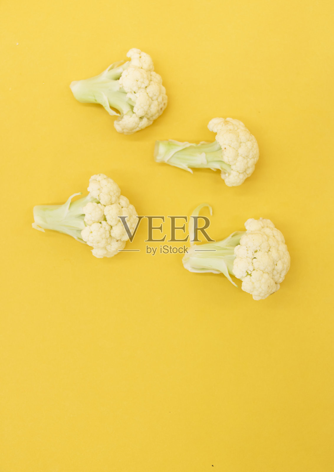 菜花孤立在黄色背景,蔬菜,俯视图照片摄影图片