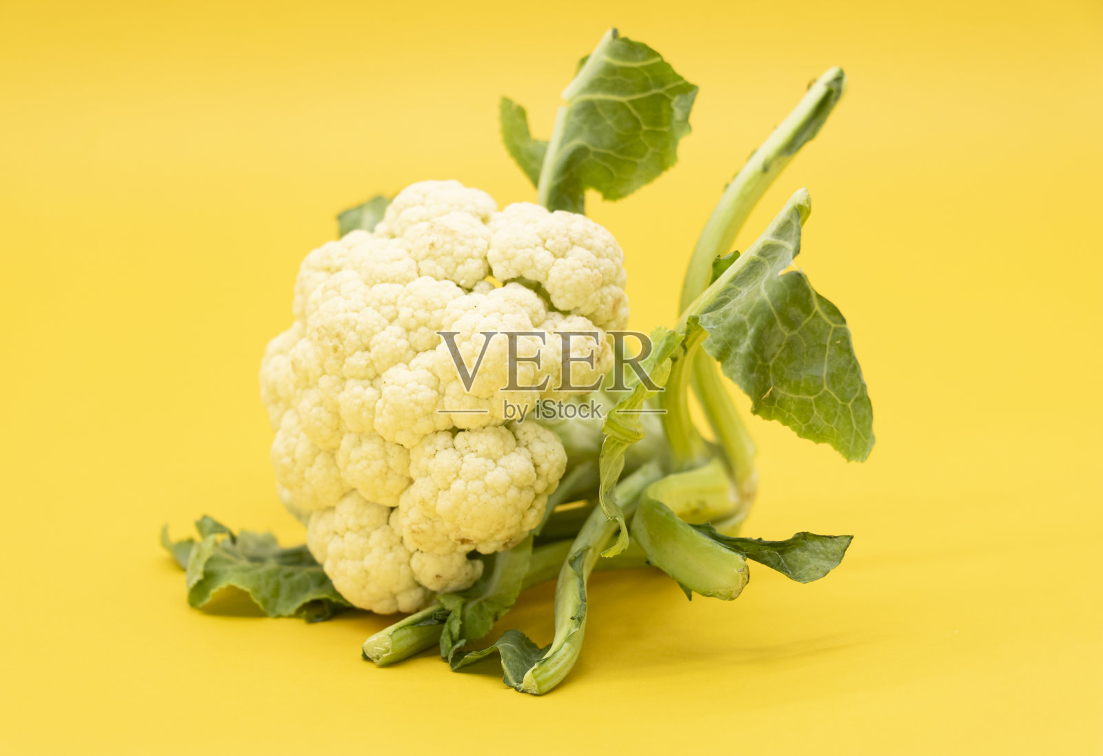 花椰菜孤立在黄色背景上照片摄影图片