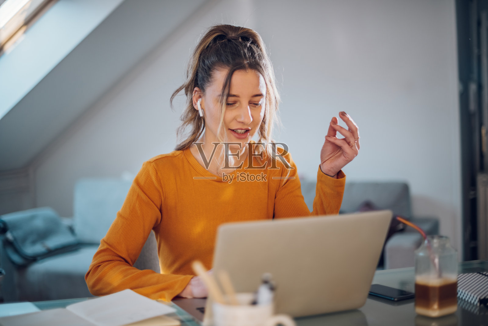 女人在家工作时用笔记本电脑上网照片摄影图片