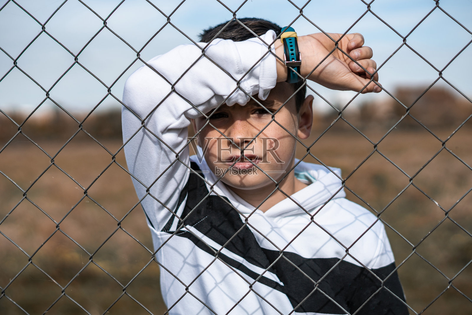 一个年轻的孩子摆出最好的姿势,微笑着,试图成为一天的模特照片摄影图片