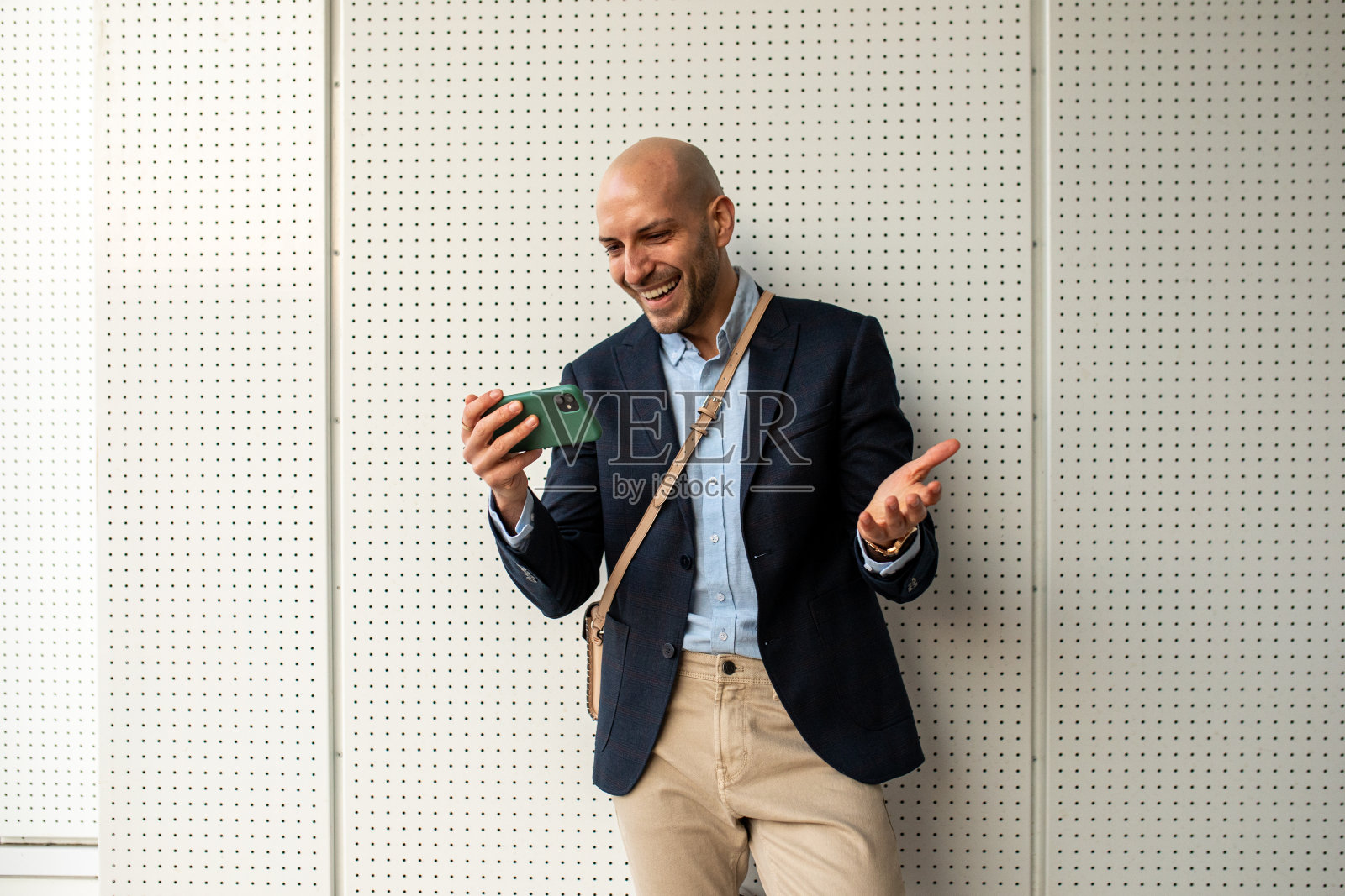 使用手机的年轻商人照片摄影图片