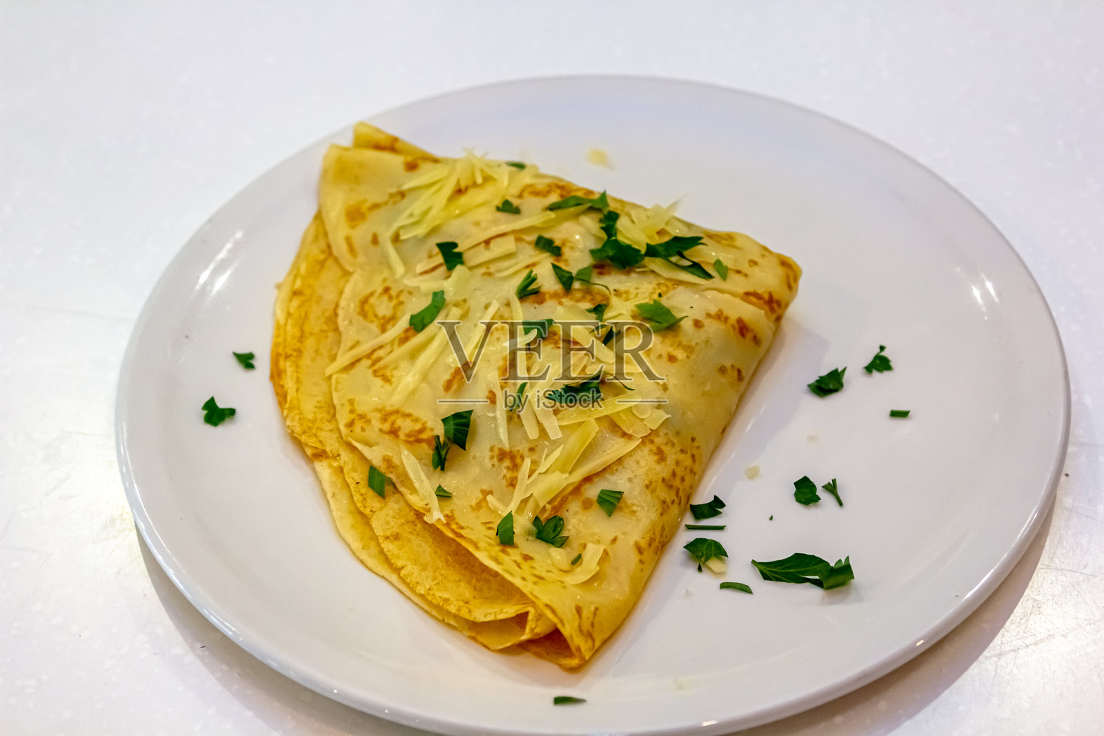 俄国薄煎饼,有馅料,撒上磨碎的奶酪照片摄影图片