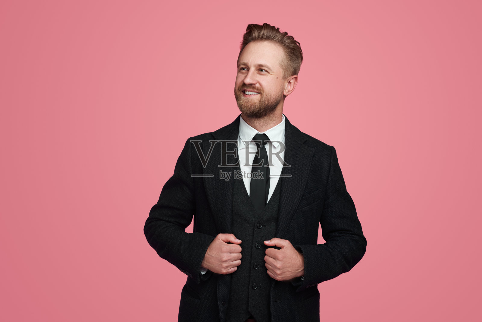 在演播室里穿着西装的自信商人照片摄影图片