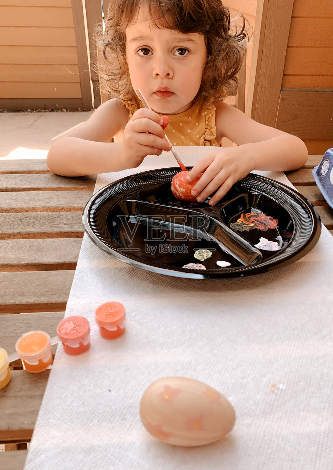 2022年,3岁的小女孩在家画复活节彩蛋庆祝复活节照片摄影图片