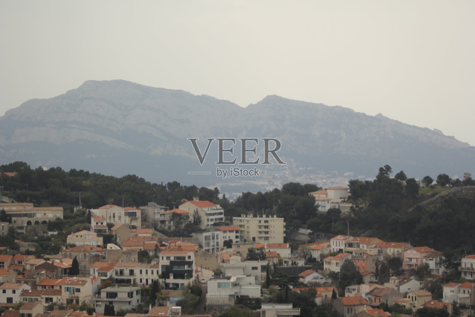 马赛的家和山照片摄影图片