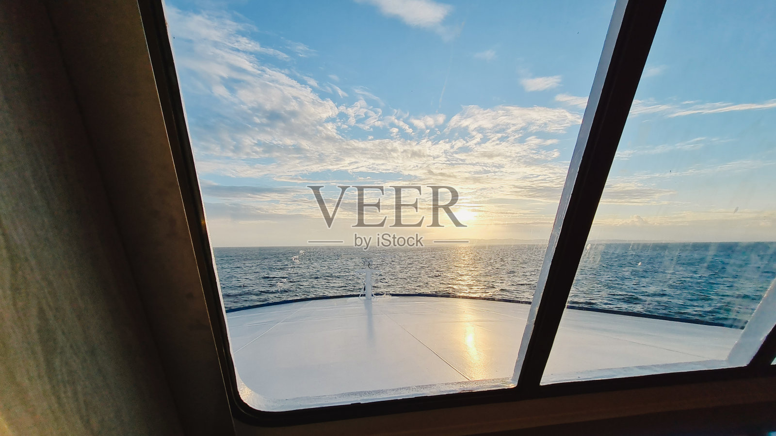 从渡轮里看到的海景照片摄影图片