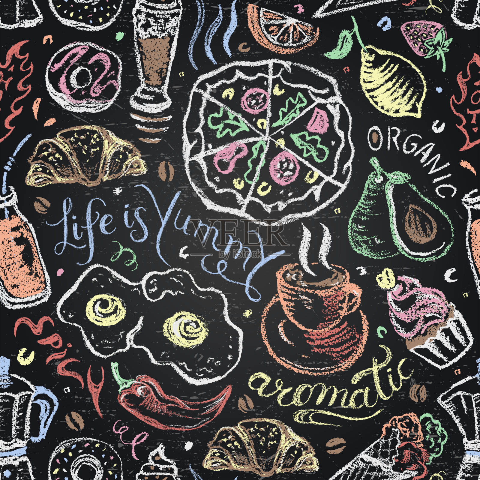 食物+饮料无缝图案+黑板上手绘字母报价。披萨+煎蛋+糕点+柠檬+咖啡+鳄梨+辣椒+冰沙+蛋糕+冰淇淋+橘子+羊角包+咖啡机+甜甜圈插画图片素材