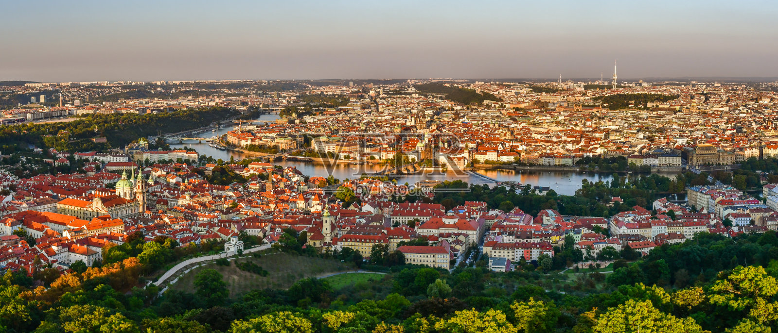 捷克共和国伏尔塔瓦河上的布拉格城市全景,在佩特林瞭望塔上看到的日落。照片摄影图片