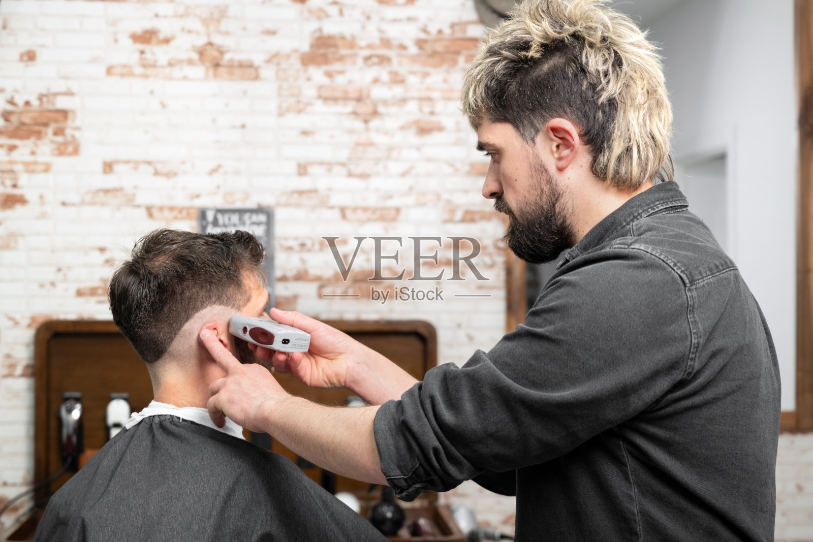 在理发店工作。高质量的照片照片摄影图片