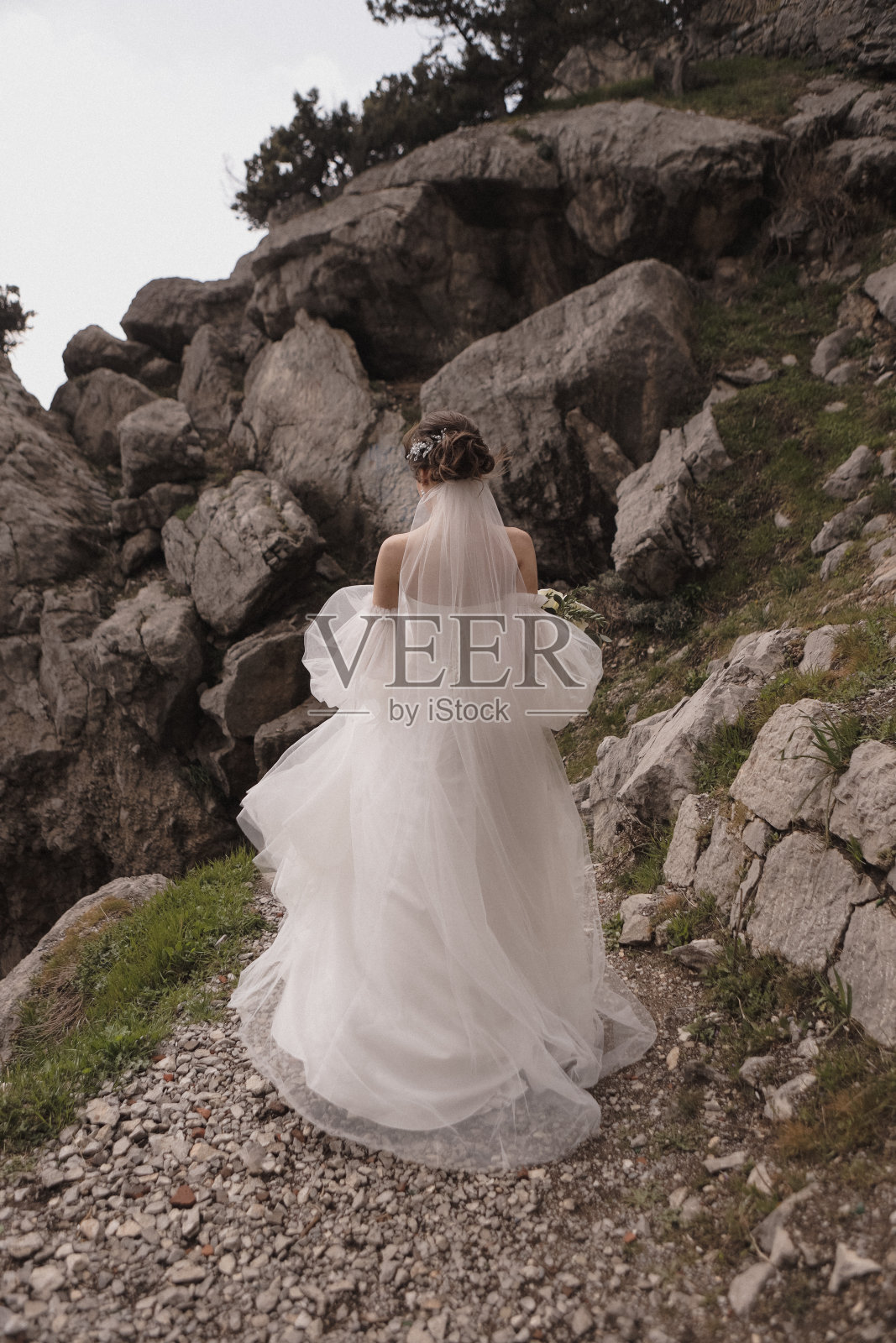 新娘长长的飘逸的婚纱。照片摄影图片