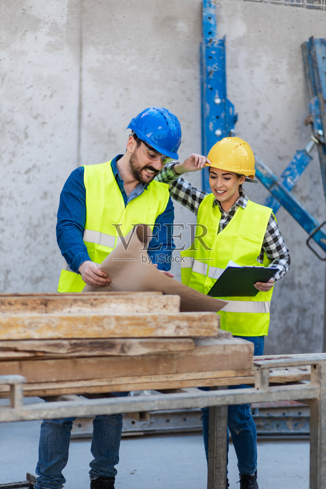 两名成年工地经理在工地检查进度照片摄影图片