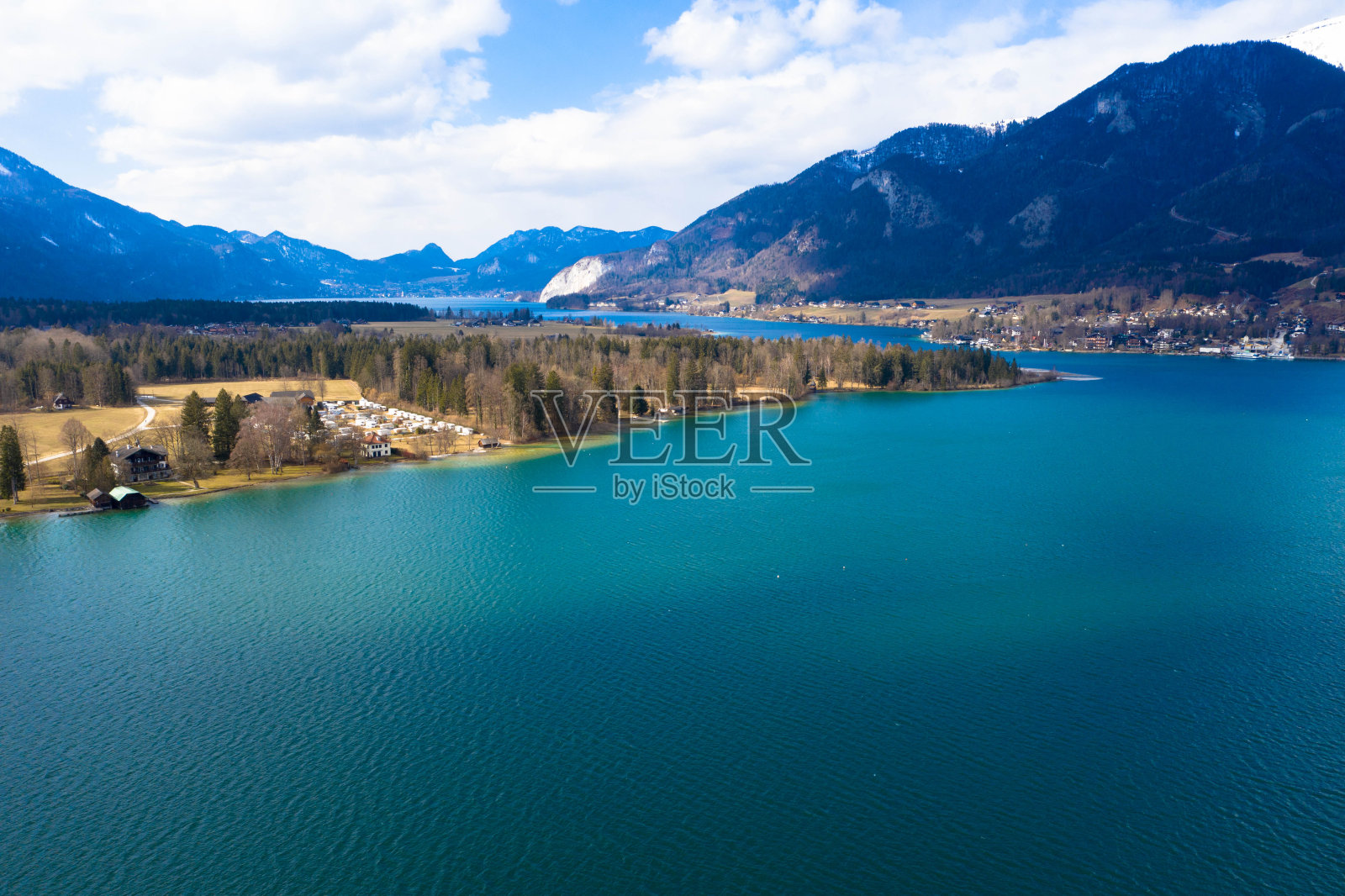 鸟瞰上奥地利的富施尔湖照片摄影图片