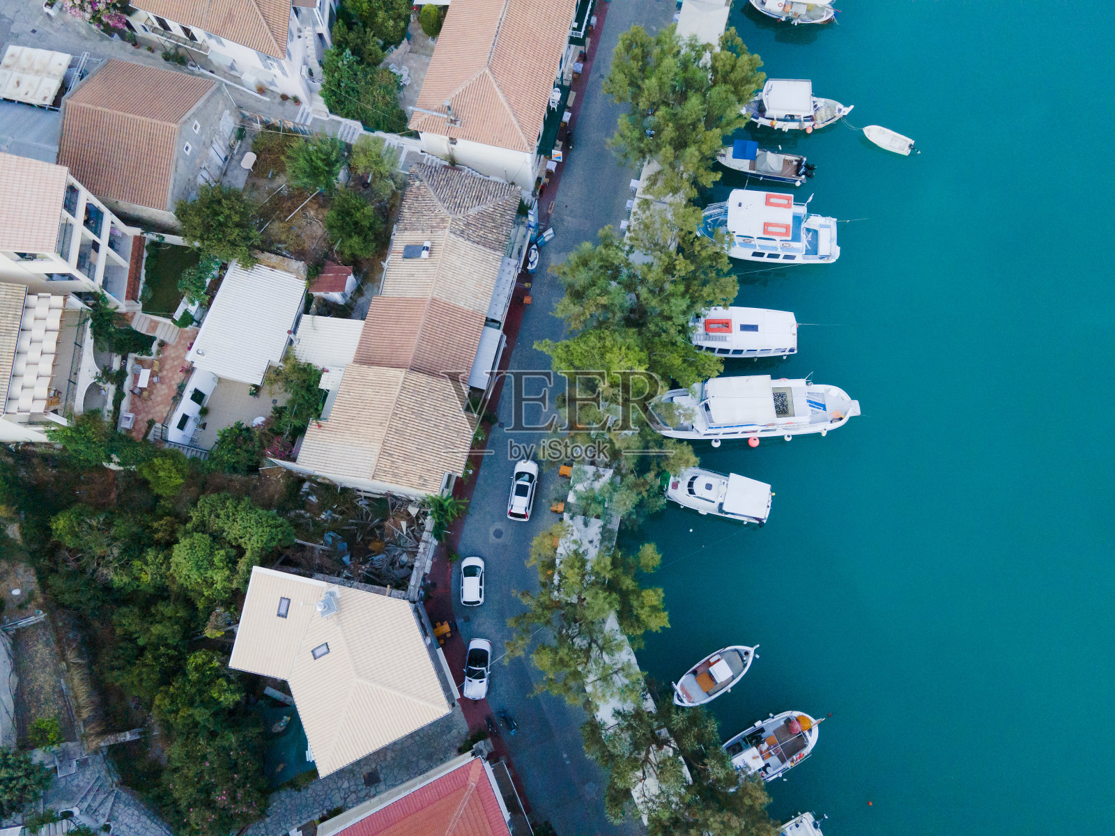 在海港附近的公路上移动的汽车的俯视图照片摄影图片