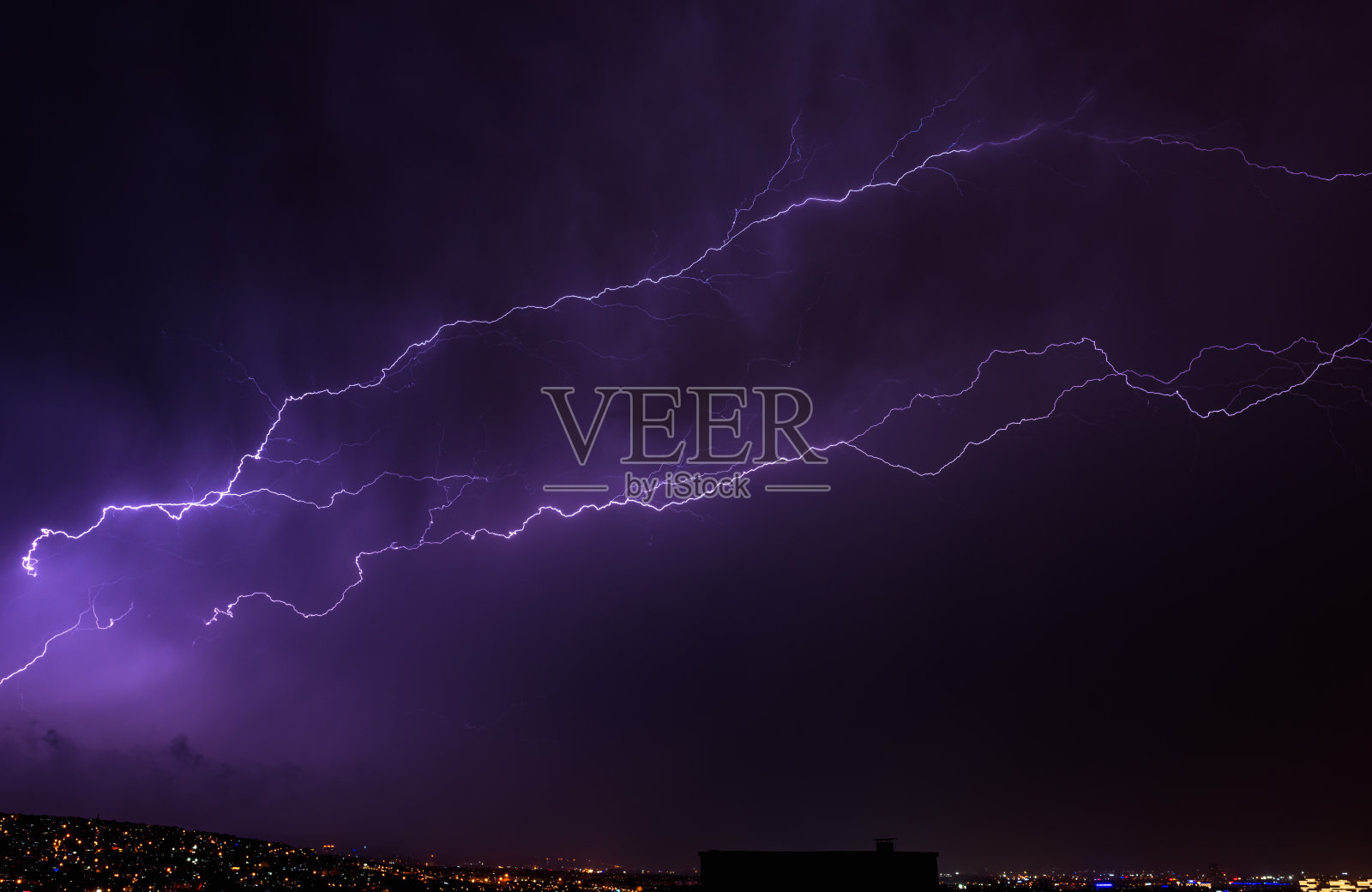 闪电划过城市的灯光照片摄影图片