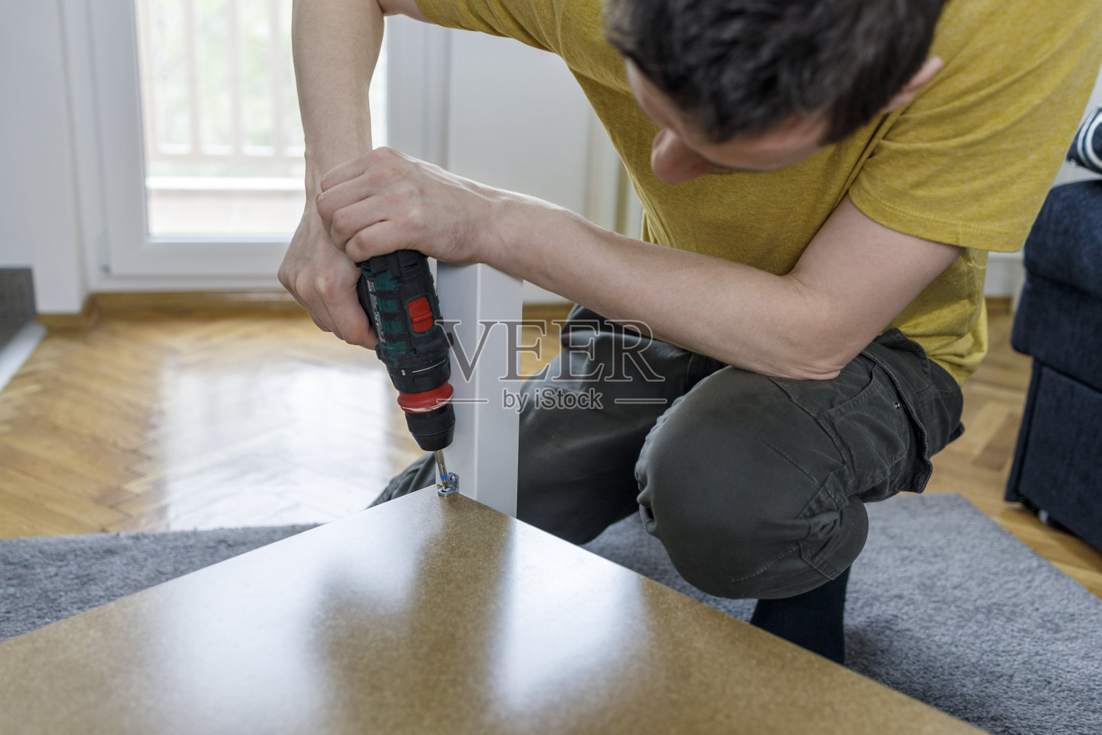 做咖啡桌的勤杂工照片摄影图片