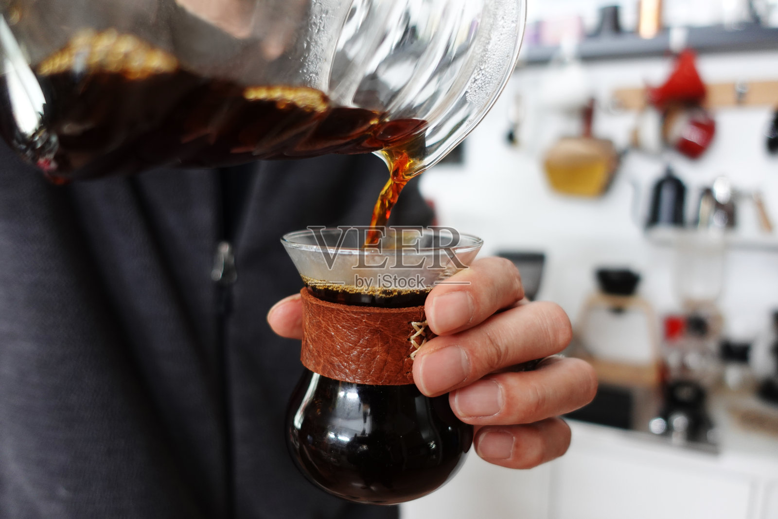 将煮好的咖啡倒入咖啡杯照片摄影图片