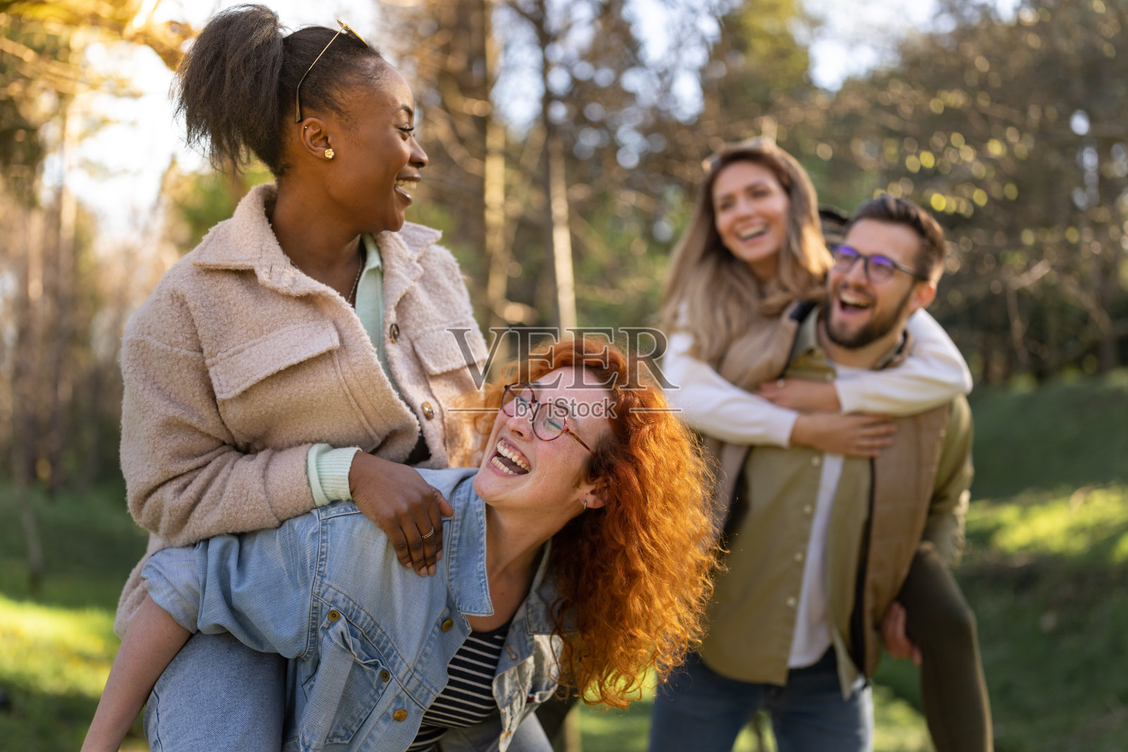 一群享受大自然的人照片摄影图片
