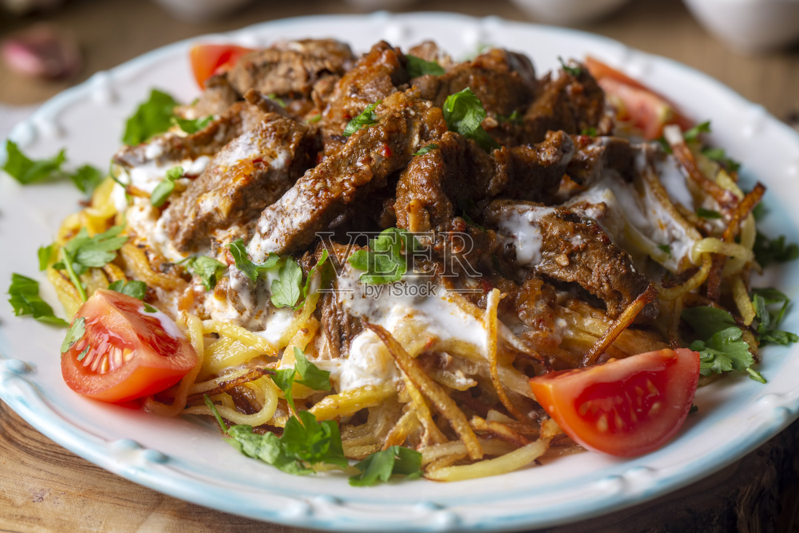土耳其的食物;Cokertme烤肉串-牛肉串与酸奶和炸薯条照片摄影图片