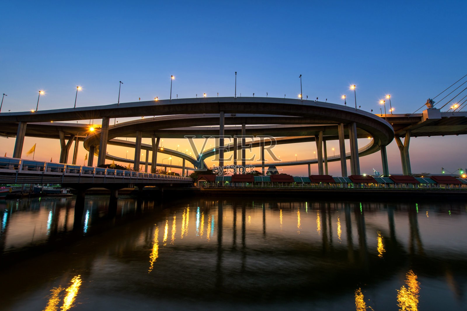 普密蓬大桥的日出景象,泰国曼谷。照片摄影图片