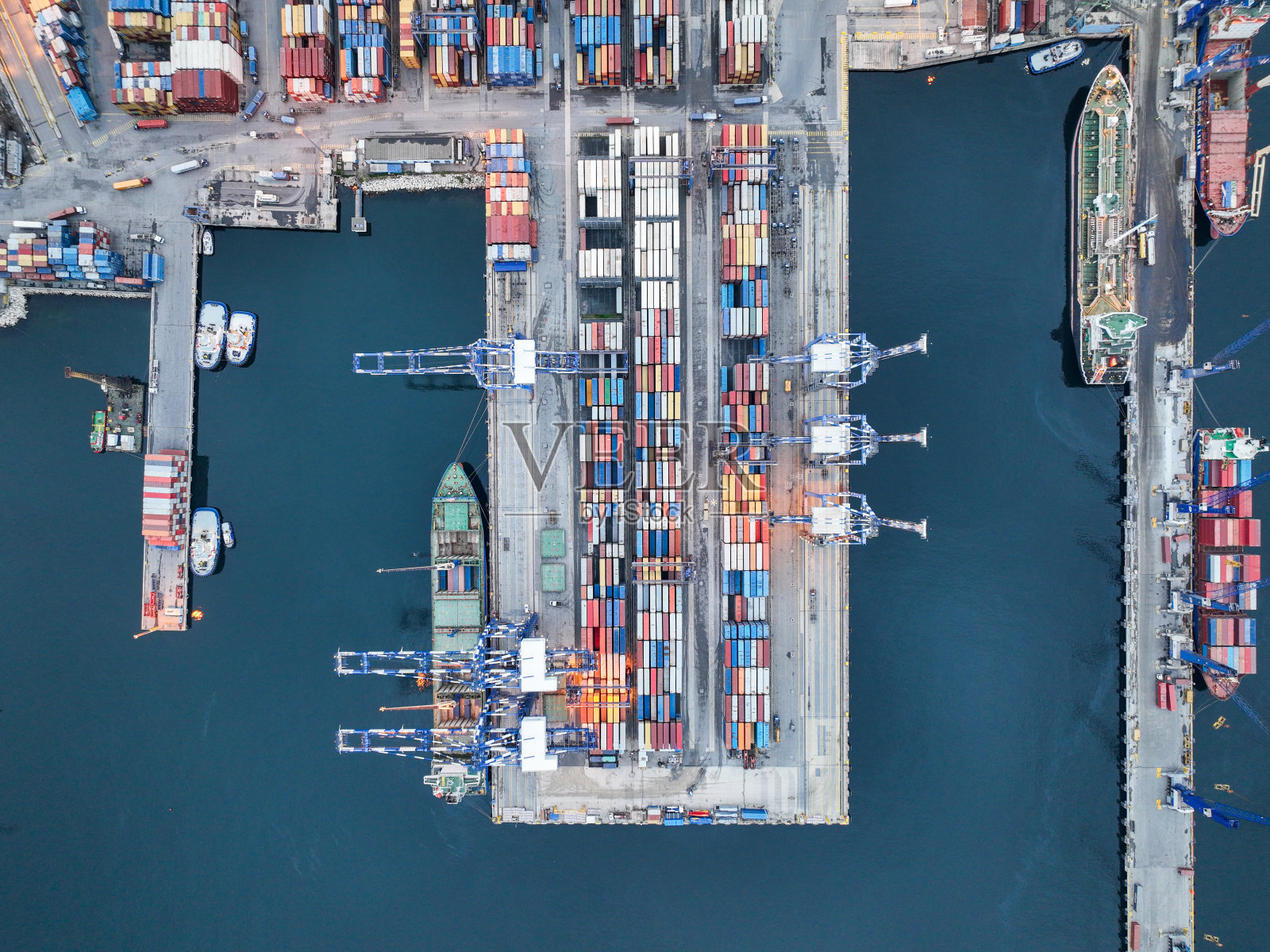 货船码头鸟瞰图,货船码头卸货吊车鸟瞰图,集装箱工业港口和集装箱船鸟瞰图。照片摄影图片