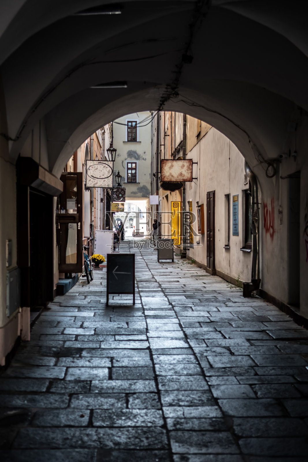 捷克共和国Budweis市中心的狭窄巷子(Ceske Budejovice)照片摄影图片