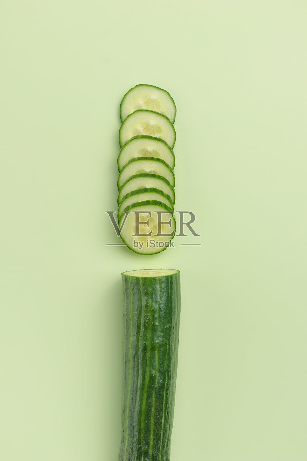 绿色背景上的黄瓜片照片摄影图片