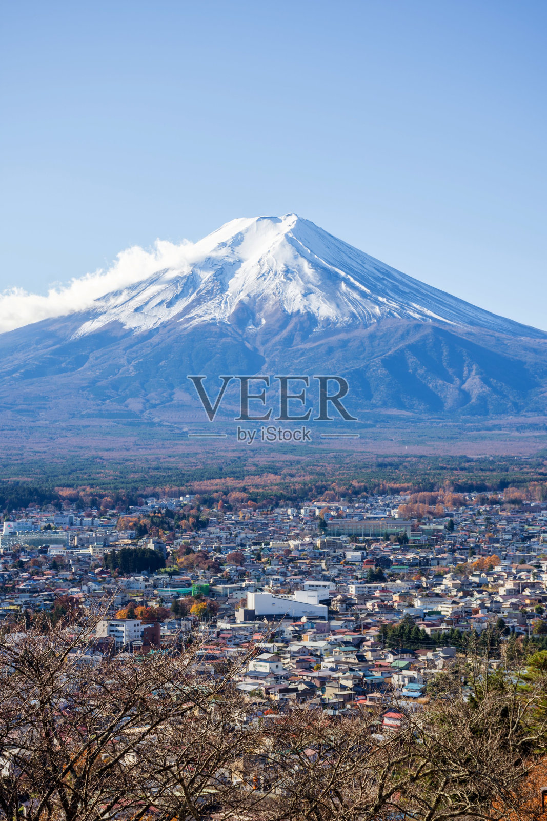 山梨县;日本——在夜晚蔚蓝晴朗的天空下,从垂户宝塔观景台俯瞰富士山和城市;Shimoyoshida站;靠近川口子和东京。照片摄影图片