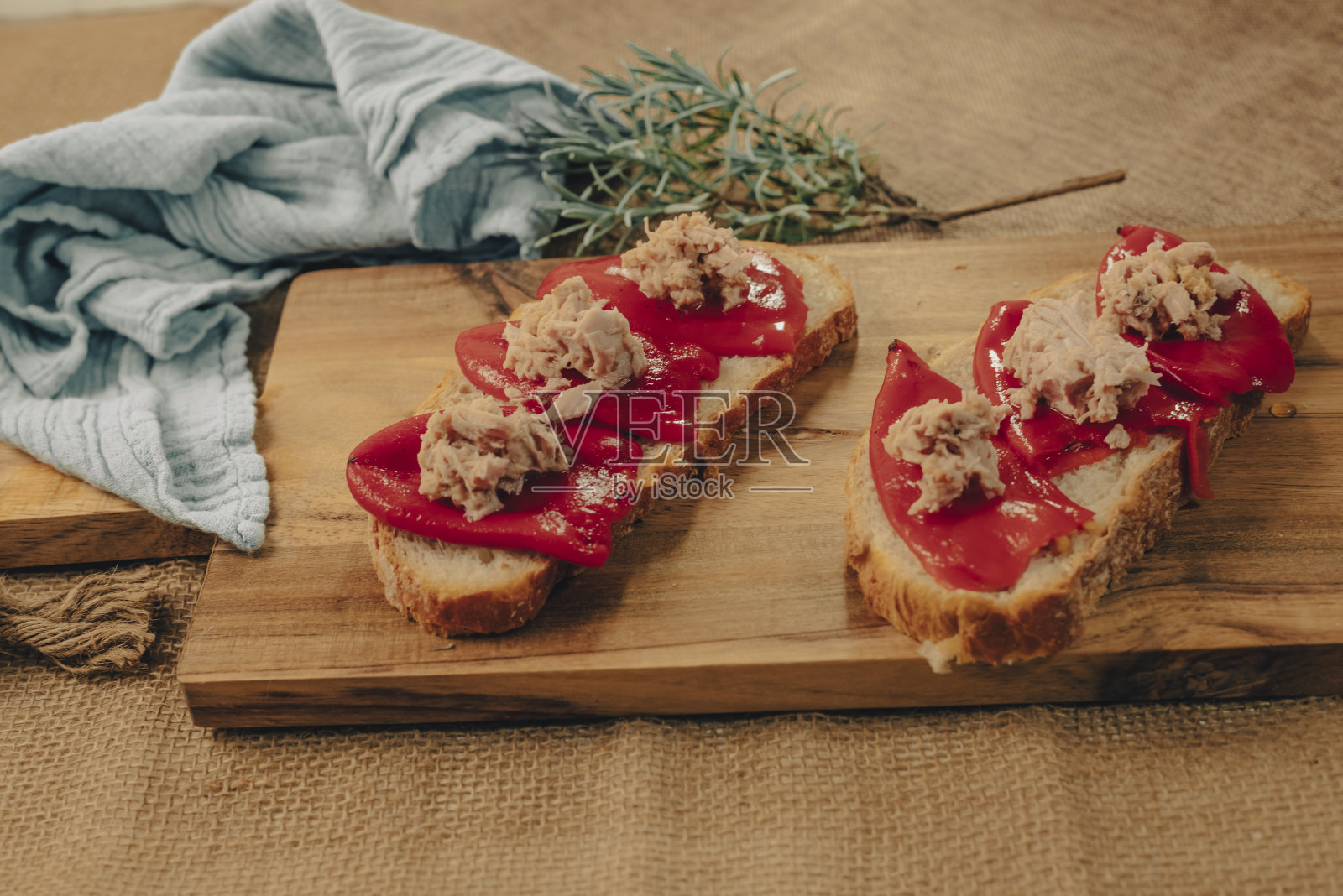 Escalivada是一道传统的西班牙加泰罗尼亚菜,由烤茄子和灯笼椒组成。照片摄影图片