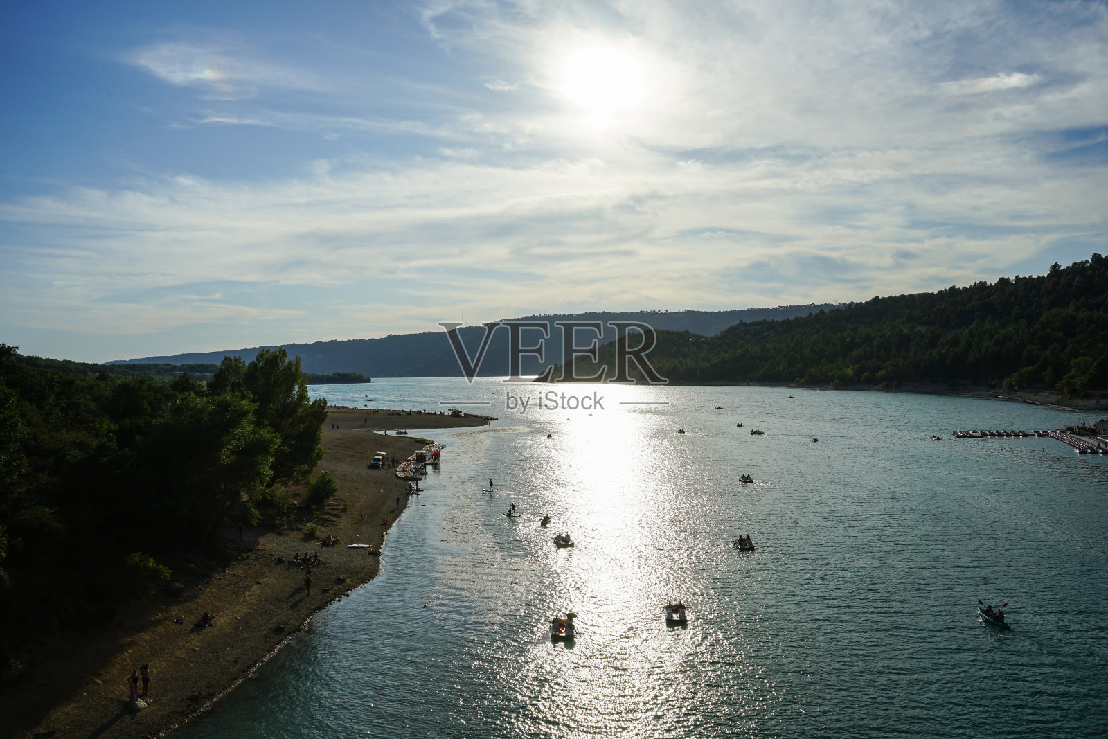 法国Verdon峡谷之间的圣克罗伊湖的景色照片摄影图片