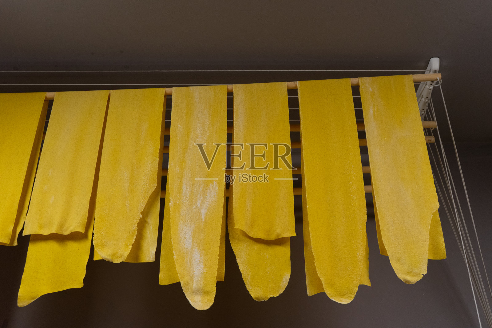 用于制备“Tajarin”的面团条照片摄影图片