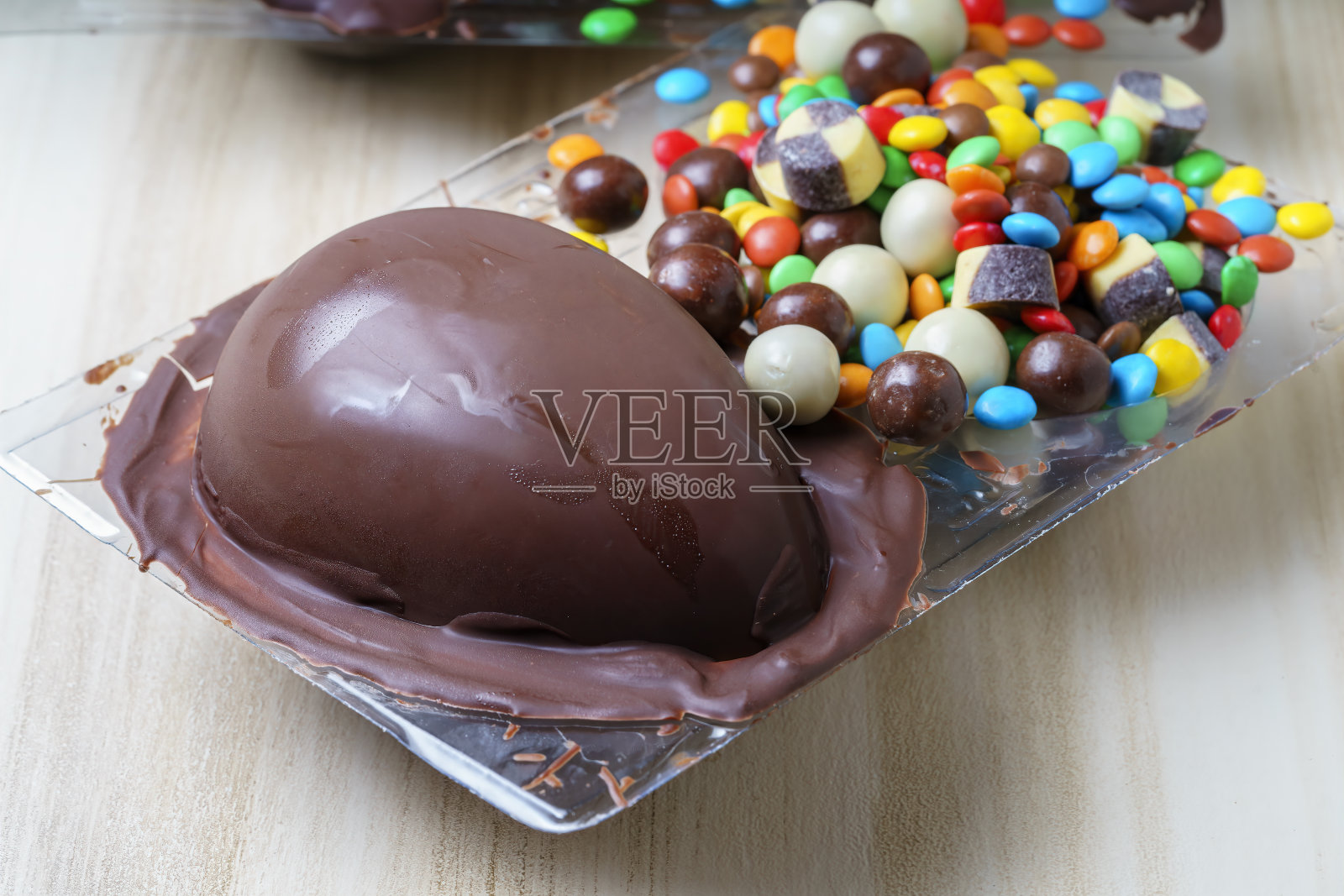 糖果巧克力复活节蛋在透明模具与五颜六色的糖果。照片摄影图片