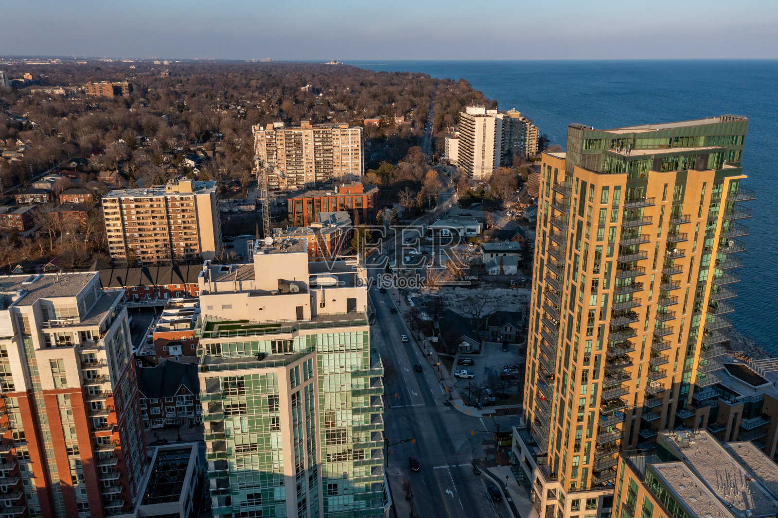 布兰特街码头和安大略湖的鸟瞰图,伯灵顿,加拿大照片摄影图片