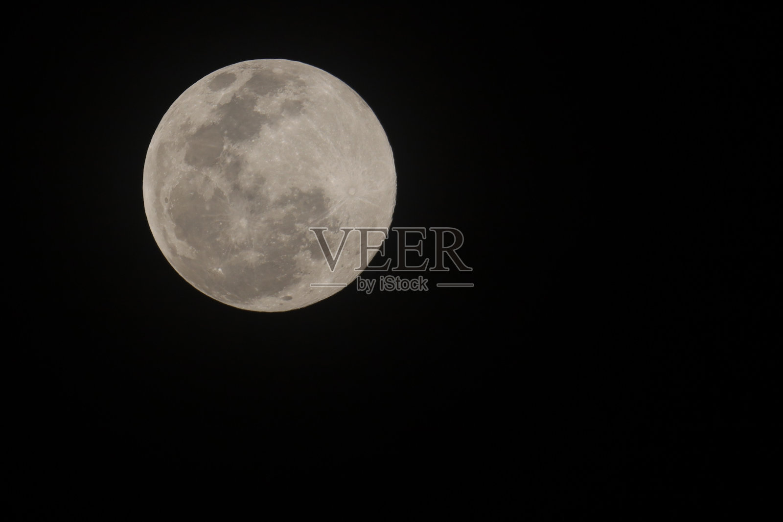 黑色天空上黄色的满月照片摄影图片