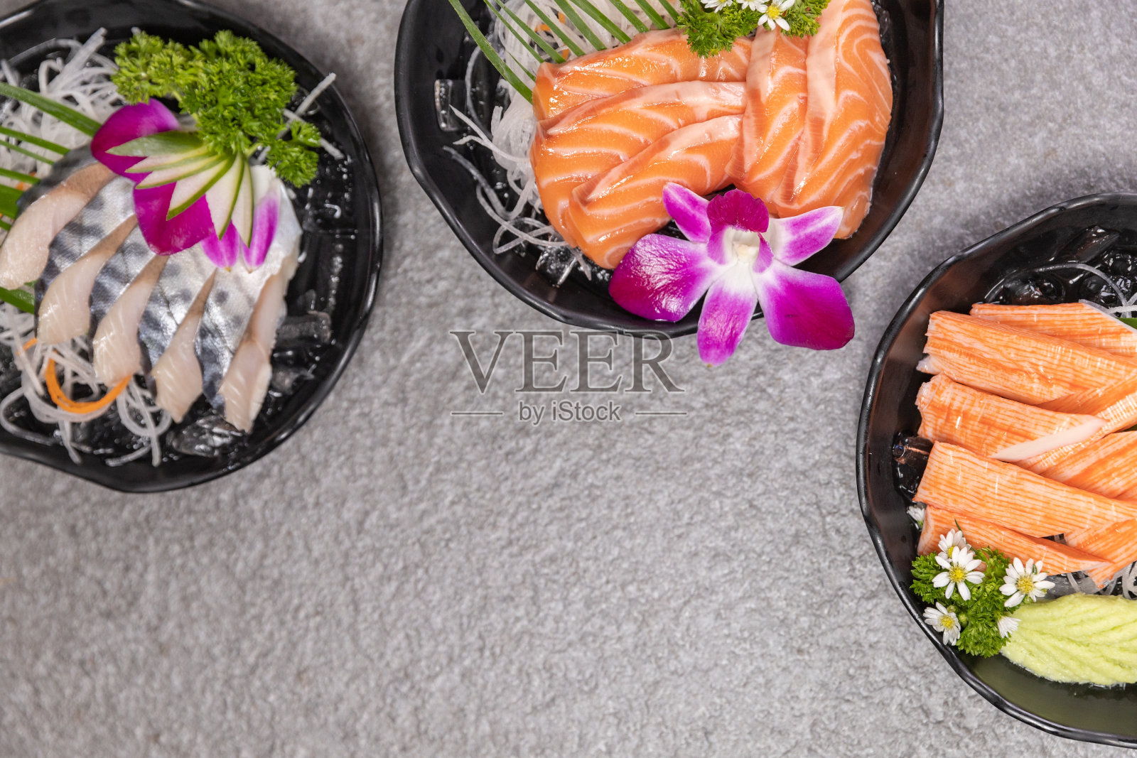 生鱼片寿司与大豆设置在黑色的背景。什锦寿司盘在黑色石板背景。俯视图照片摄影图片