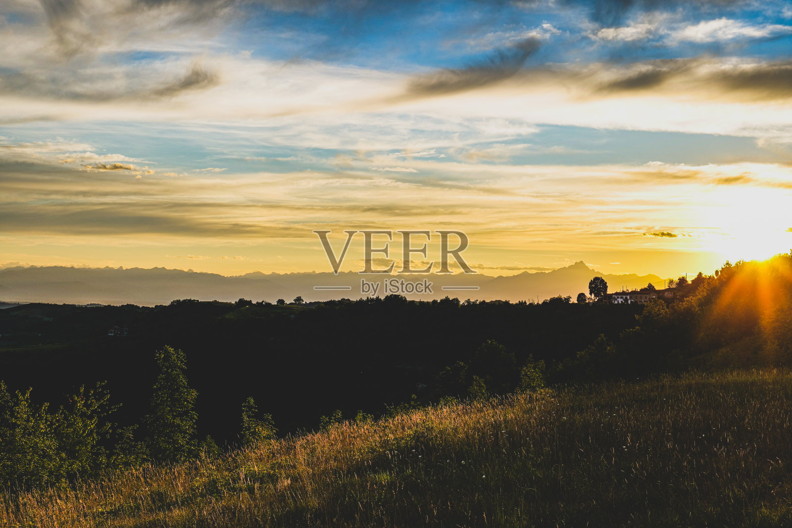 意大利皮埃蒙特阿尔塔兰加山的全景照片摄影图片