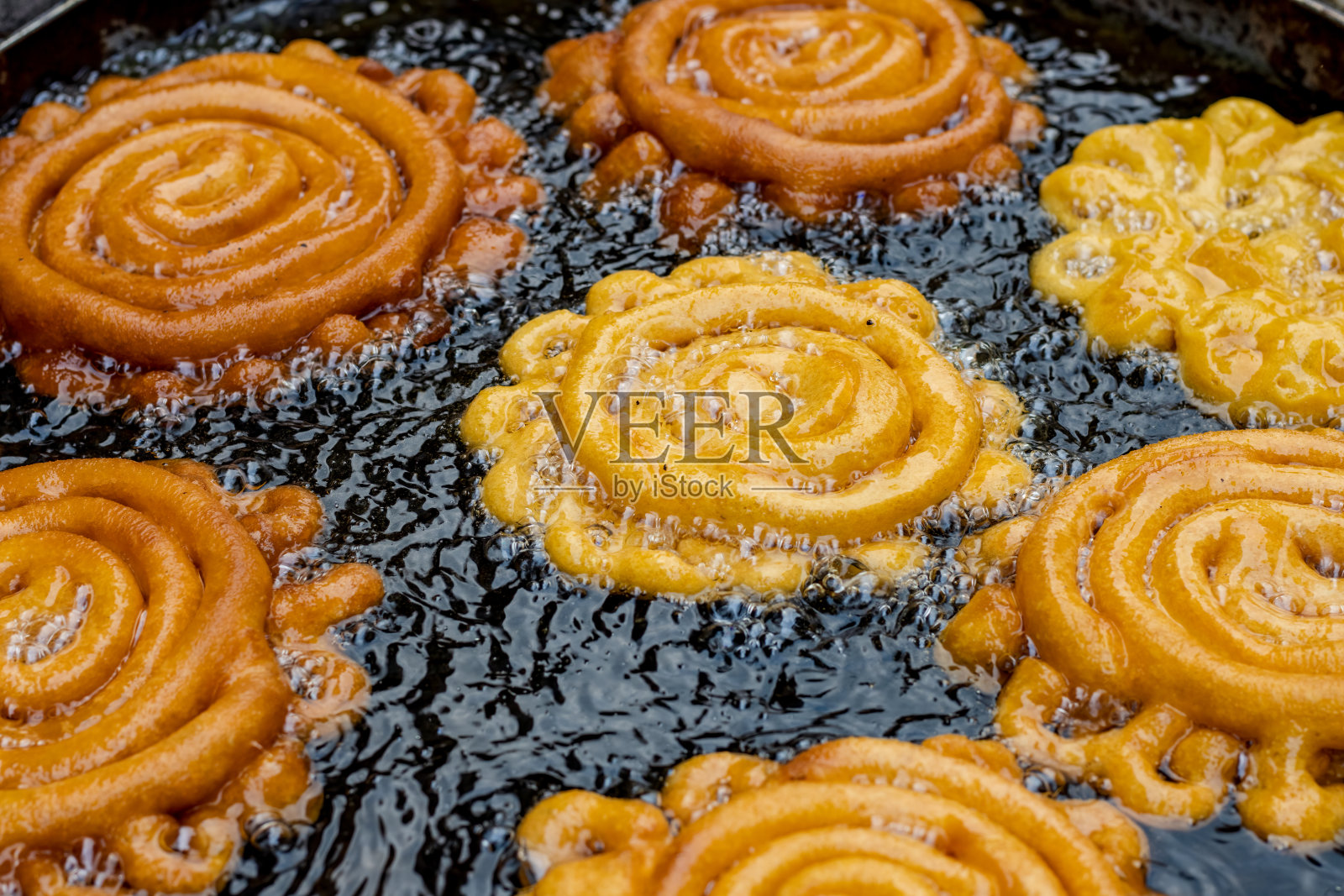 油炸装饰印度蛋糕或加莱比在街头市场的特写镜头照片摄影图片