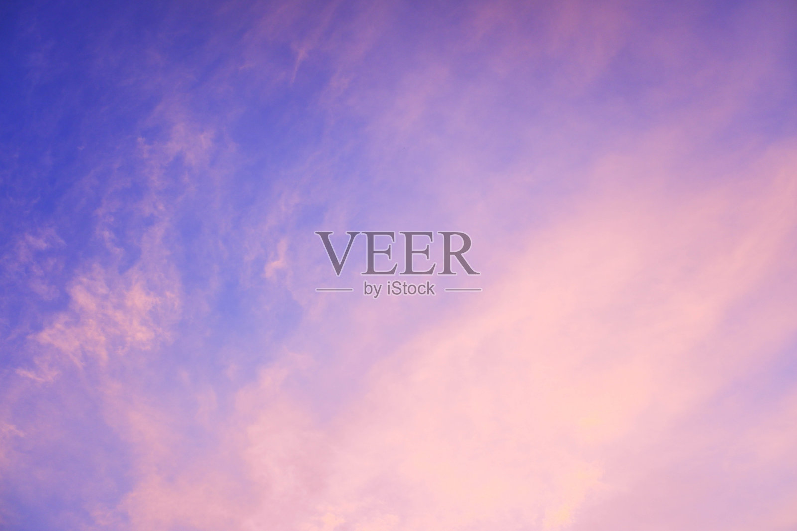 美丽的天空和五颜六色的彩虹。天空背景。照片摄影图片