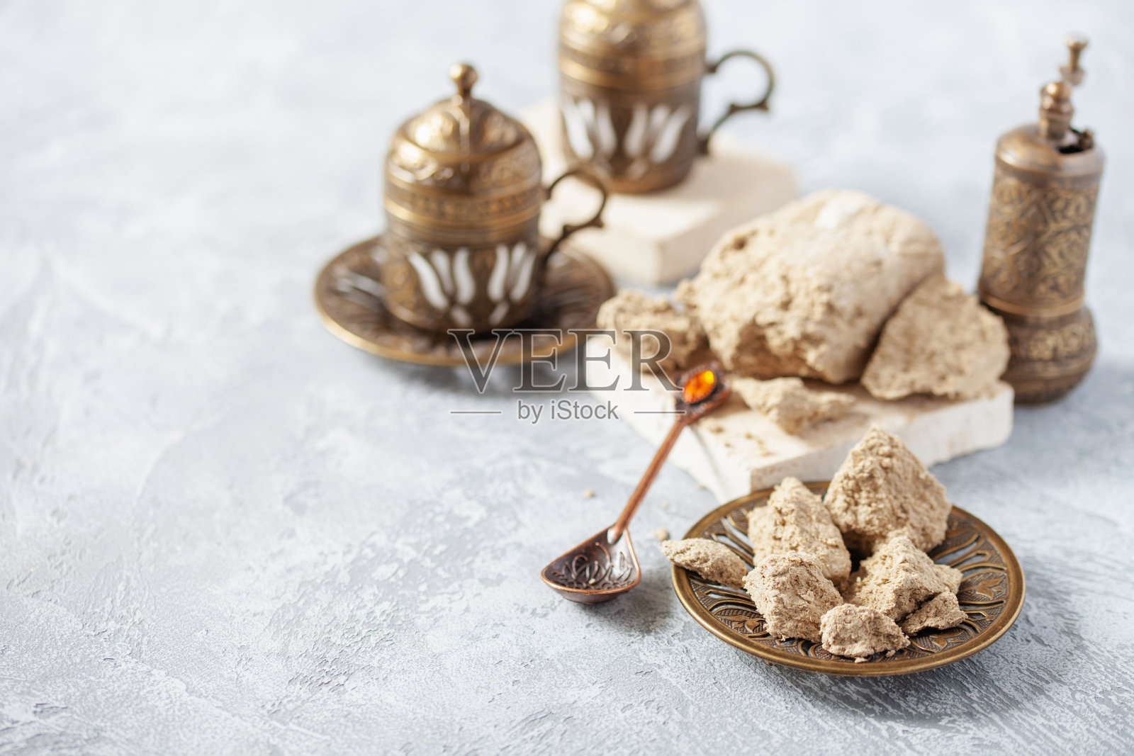 希腊(土耳其)煮好的咖啡和半杯咖啡放在桌子上。东方的甜味。本空间照片摄影图片