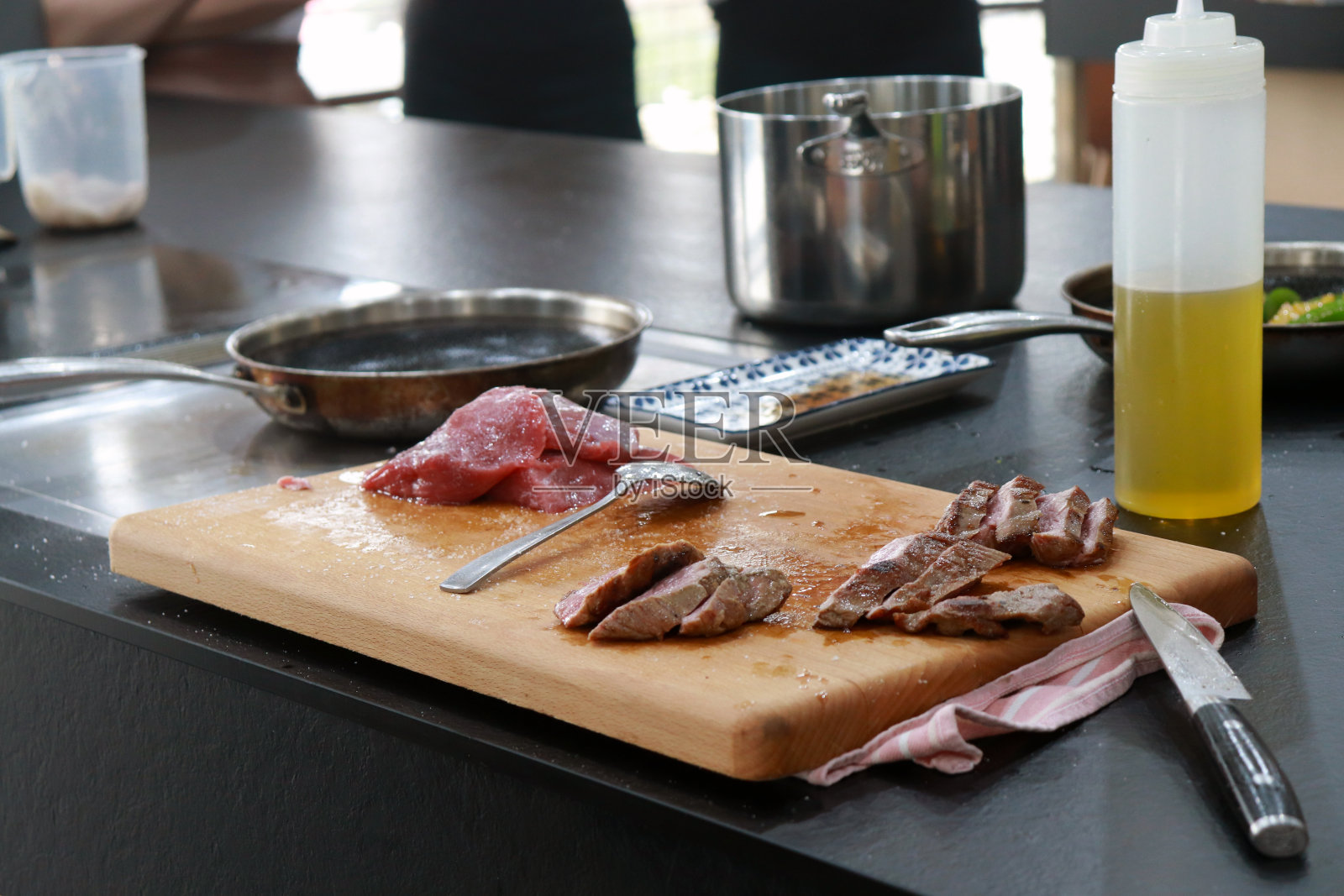 食物ateliér -肉类的准备。照片摄影图片