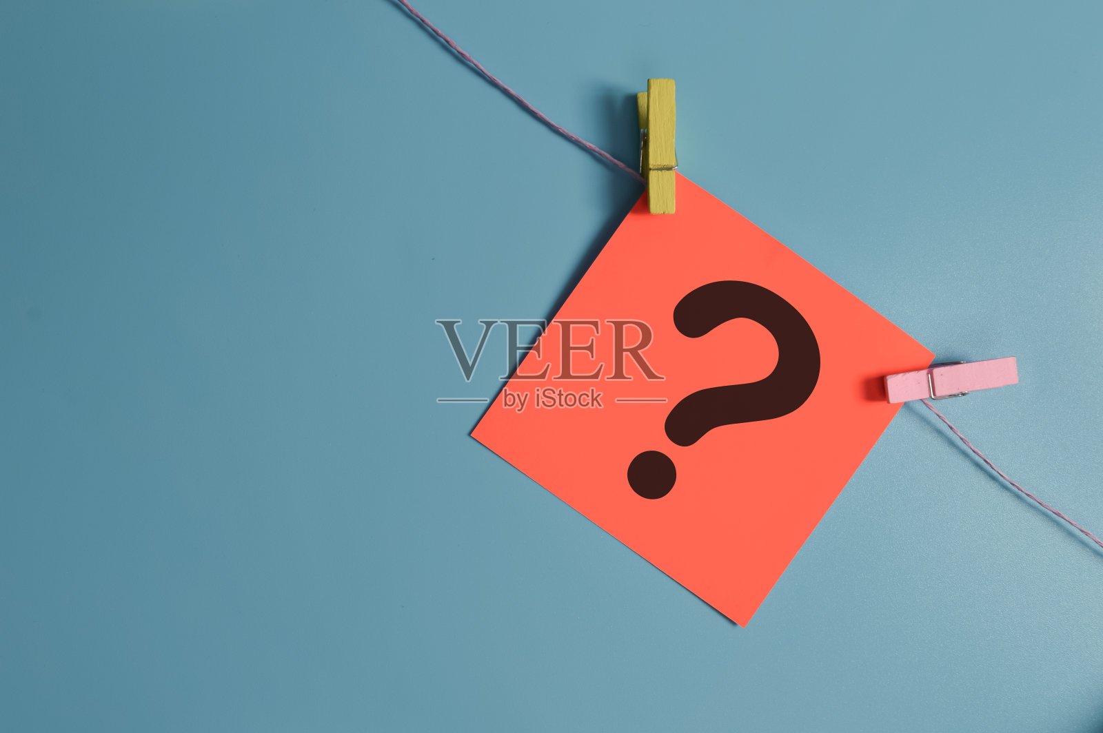 画在纸上的问号,在蓝色背景上隔离照片摄影图片