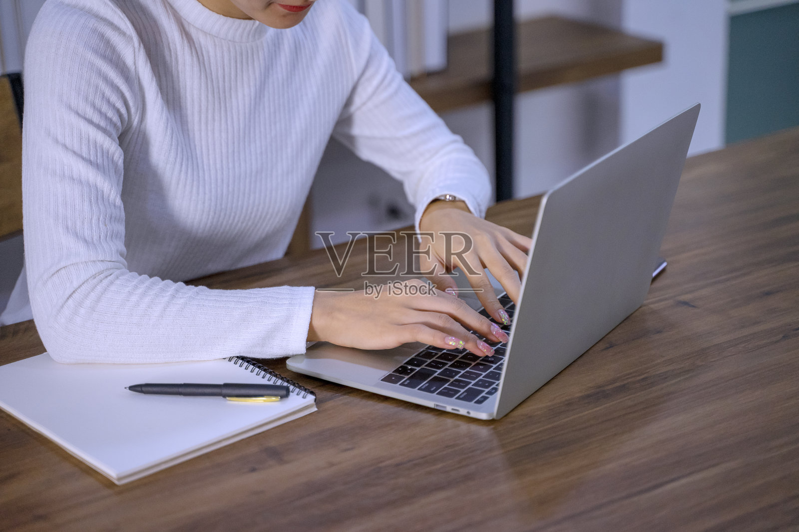 员工通过互联网使用技术。照片摄影图片