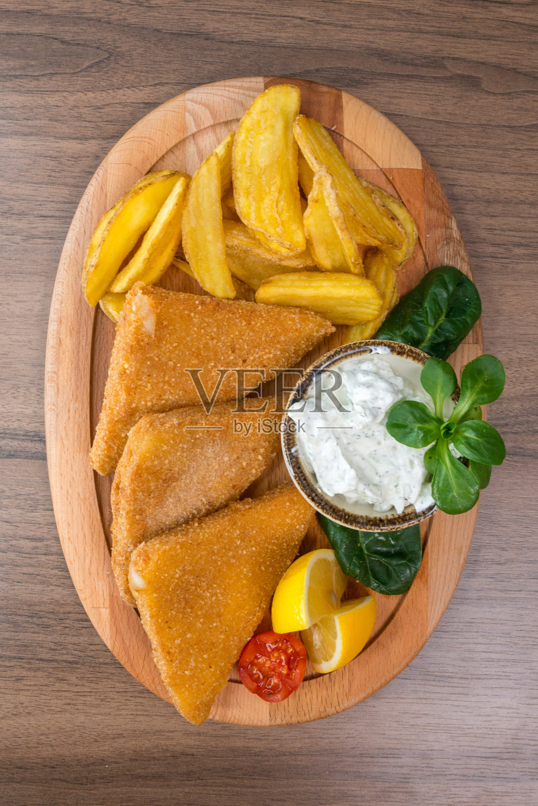 油炸奶酪和薯条放在木制底座上照片摄影图片