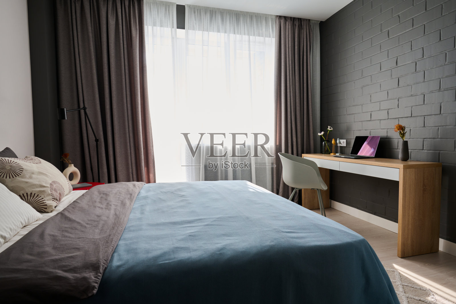 宽敞舒适的卧室中,双人床靠墙站立照片摄影图片