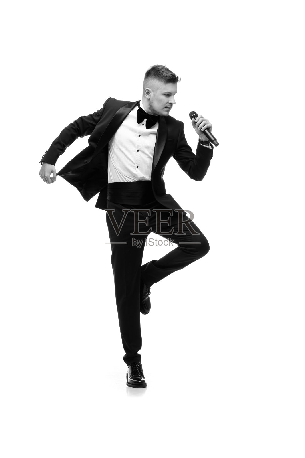 帅气的男歌手,穿着红色夹克,带着麦克风照片摄影图片