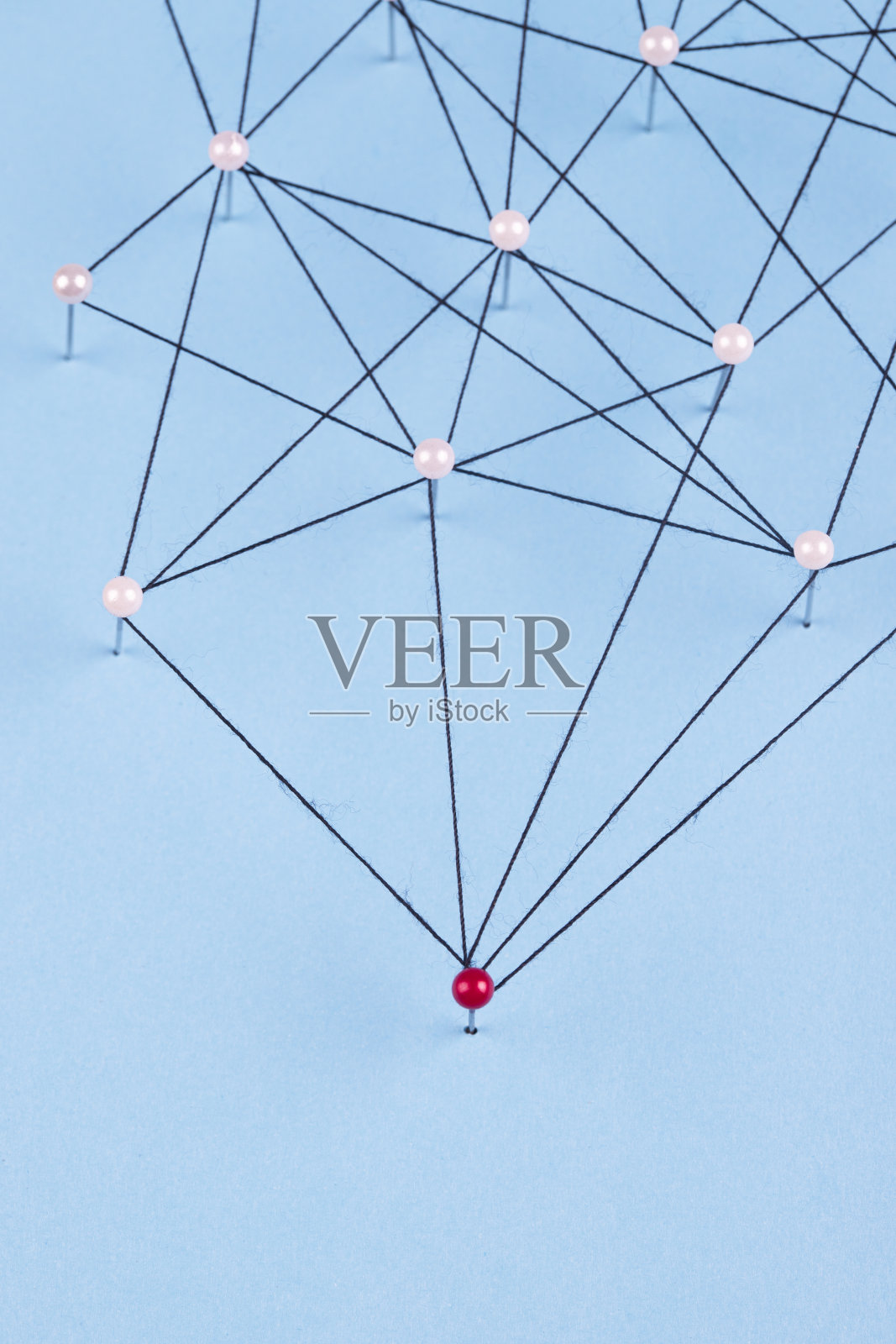 网络与别针在蓝色背景照片摄影图片