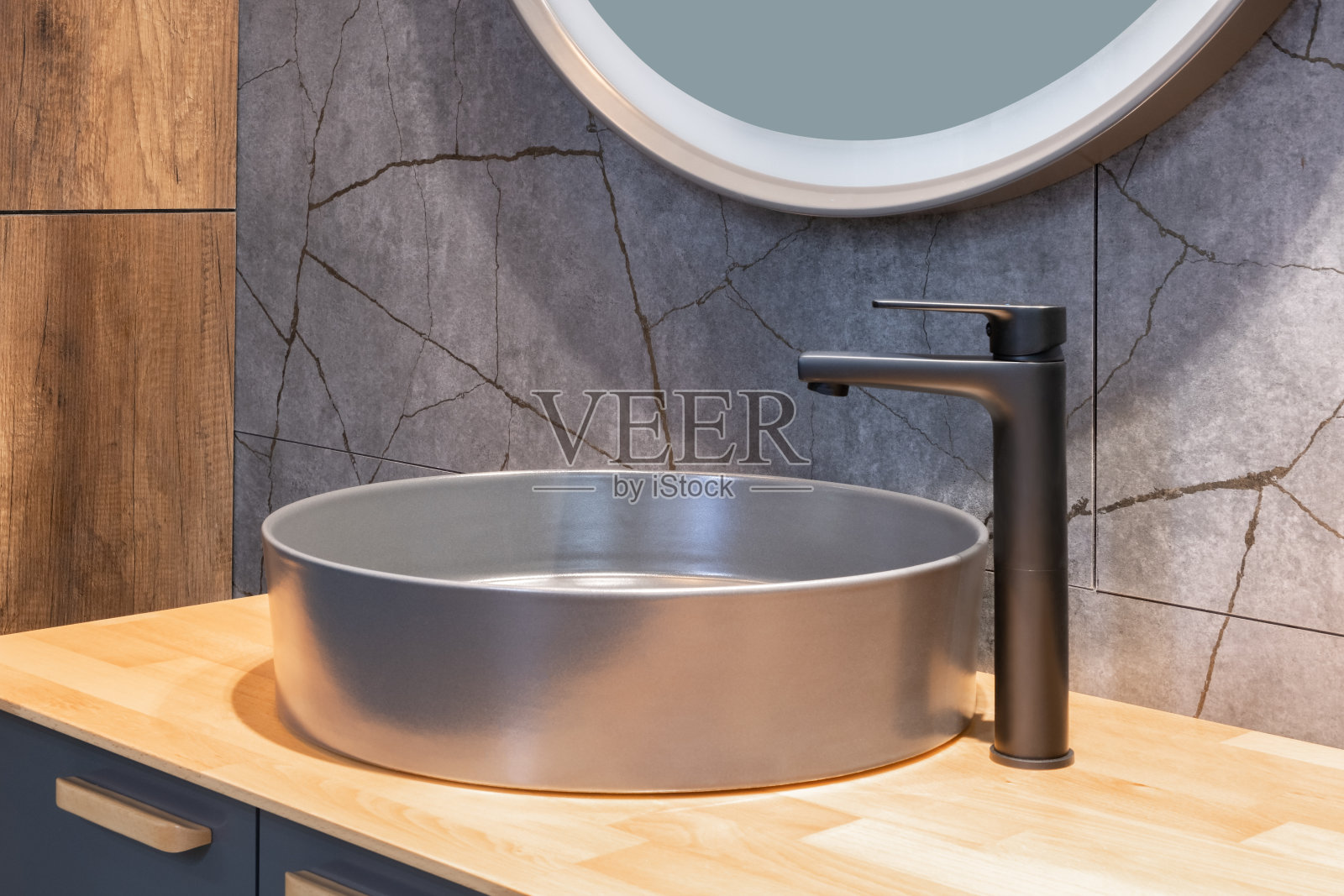 浴室内部设有水槽和水龙头。照片摄影图片