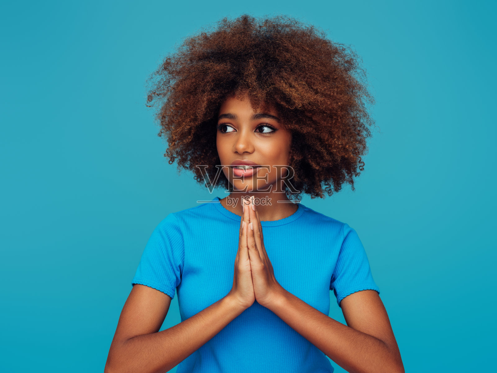 美丽微笑的卷发女孩照片摄影图片