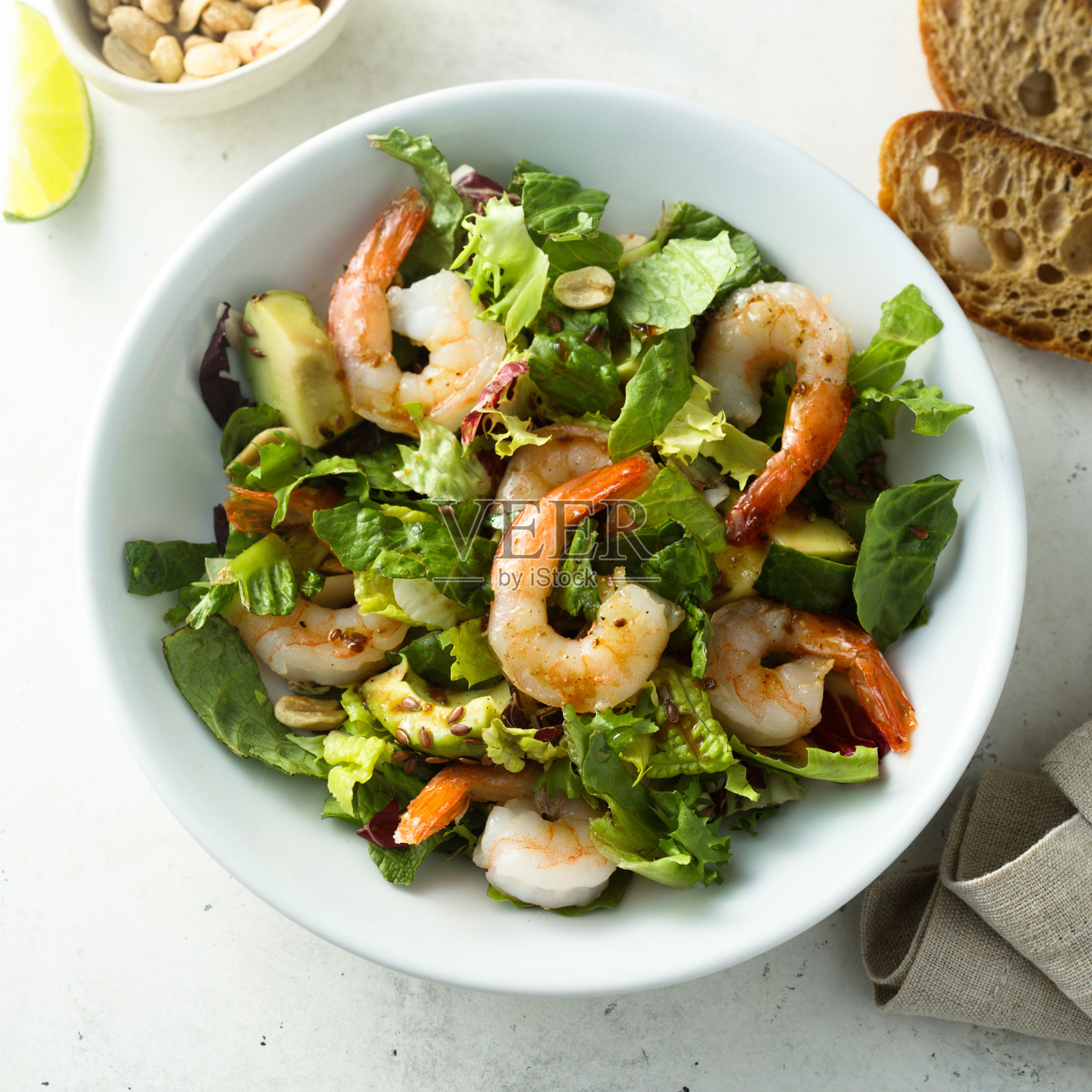 虾仁和鳄梨沙拉照片摄影图片