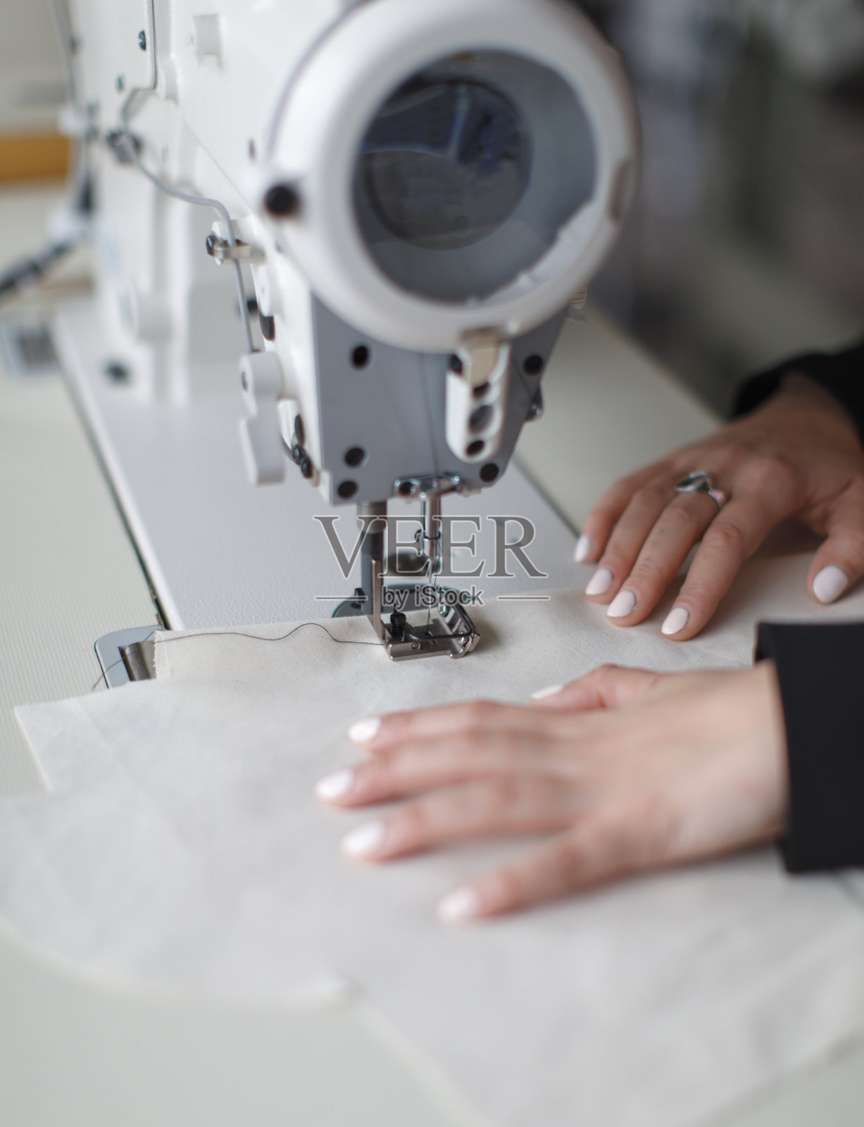 女工们在用缝纫机工作照片摄影图片